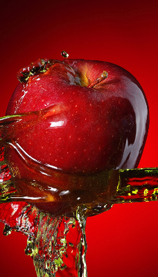 Store enrouleur rouge avec motif de pommes dans les profondeurs