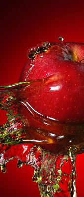 Store enrouleur rouge avec motif de pommes dans les profondeurs