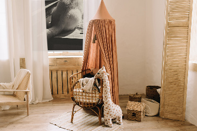 Store enrouleur à motif de chats devant la fenêtre