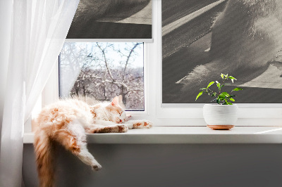 Store enrouleur à motif de chats devant la fenêtre