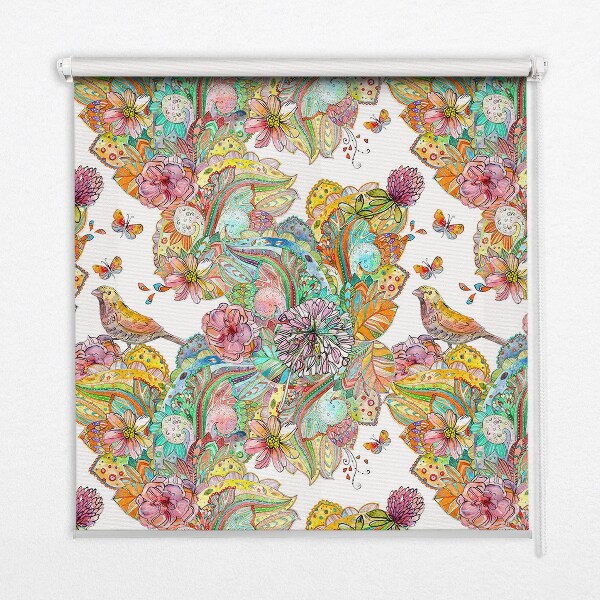 Store intérieur avec motifs colorés inspirés de la nature
