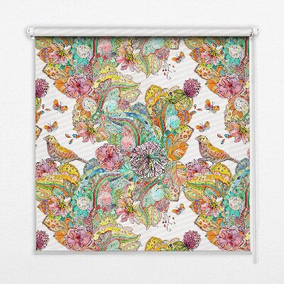 Store intérieur avec motifs colorés inspirés de la nature