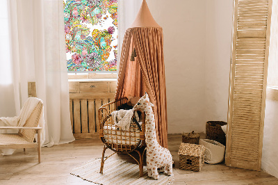 Store intérieur avec motifs colorés inspirés de la nature