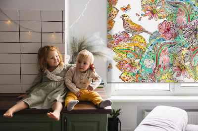 Store intérieur avec motifs colorés inspirés de la nature