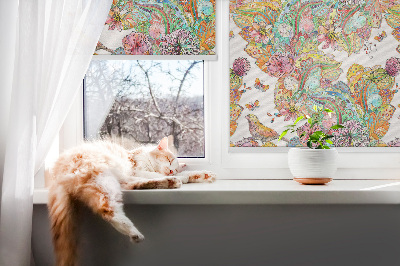 Store intérieur avec motifs colorés inspirés de la nature
