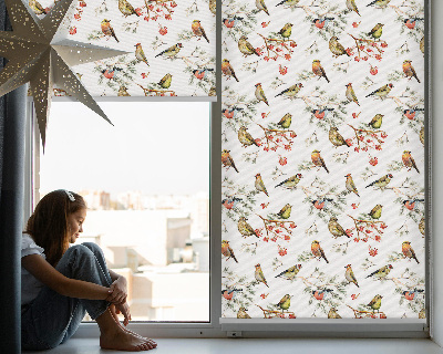 Store intérieur avec des oiseaux posés sur les branches