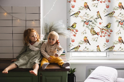 Store intérieur avec des oiseaux posés sur les branches