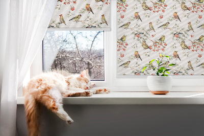 Store intérieur avec des oiseaux posés sur les branches