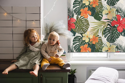Store intérieur fenêtre pour fleurs et feuilles tropicales