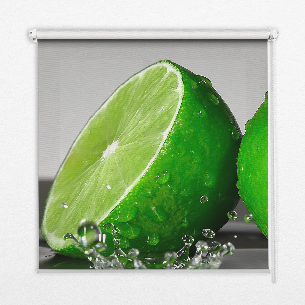 Store intérieur fenêtre avec des citrons verts dans l'eau