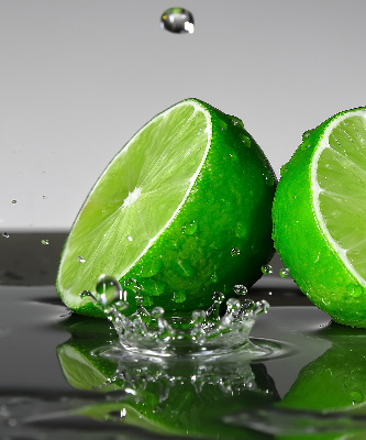 Store intérieur fenêtre avec des citrons verts dans l'eau