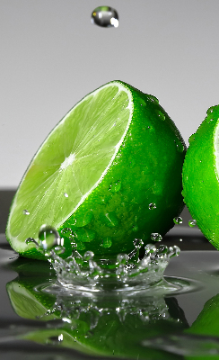 Store intérieur fenêtre avec des citrons verts dans l'eau