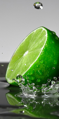 Store intérieur fenêtre avec des citrons verts dans l'eau