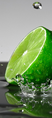 Store intérieur fenêtre avec des citrons verts dans l'eau
