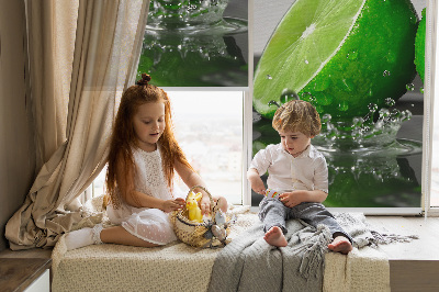 Store intérieur fenêtre avec des citrons verts dans l'eau
