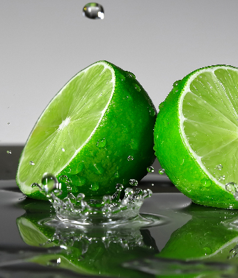 Store intérieur fenêtre avec des citrons verts dans l'eau
