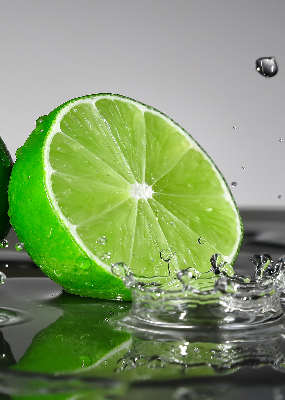 Store intérieur fenêtre avec des citrons verts dans l'eau