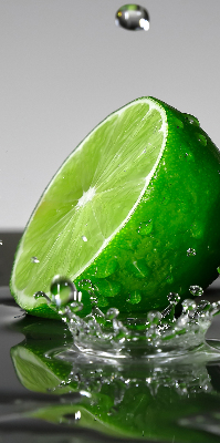 Store intérieur fenêtre avec des citrons verts dans l'eau