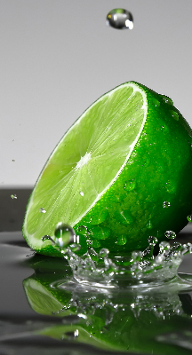 Store intérieur fenêtre avec des citrons verts dans l'eau