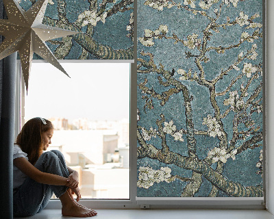 Store intérieur avec motif de brindilles sur fond bleu