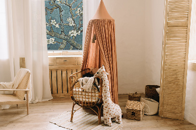 Store intérieur avec motif de brindilles sur fond bleu