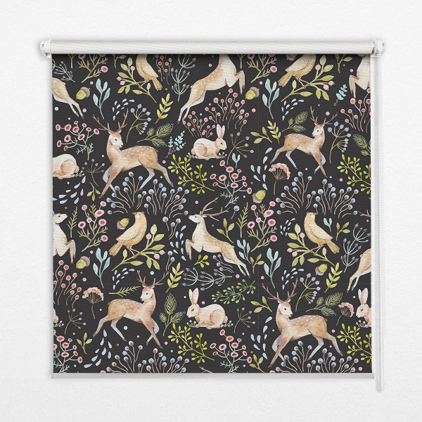 Store intérieur fenêtre avec motifs de chevreuils, d'oiseaux et de lapins