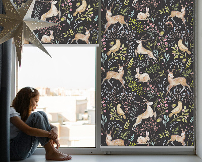 Store intérieur fenêtre avec motifs de chevreuils, d'oiseaux et de lapins