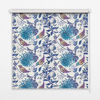 Store intérieur avec fleurs bleues de l'arbre