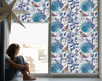 Store intérieur avec fleurs bleues de l'arbre
