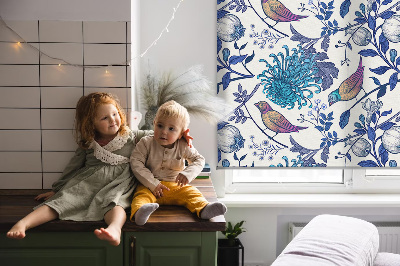 Store intérieur avec fleurs bleues de l'arbre