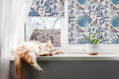 Store intérieur avec fleurs bleues de l'arbre