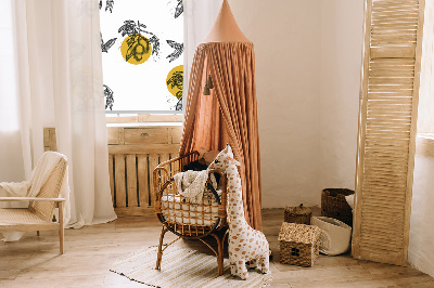 Store intérieur avec fruits et cercles jaunes