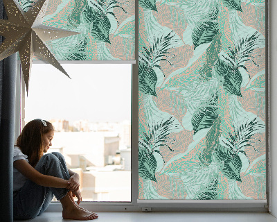 Store intérieur fenêtre avec feuilles tropicales