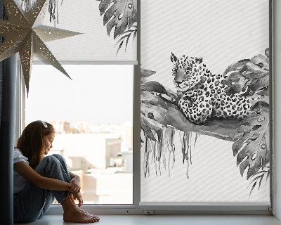 Store intérieur avec guépards dessinés sur une branche