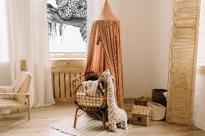 Store intérieur avec guépards dessinés sur une branche
