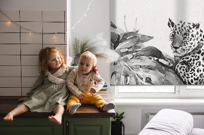 Store intérieur avec guépards dessinés sur une branche