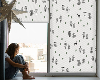 Store intérieur avec arbres et cerfs dessinés