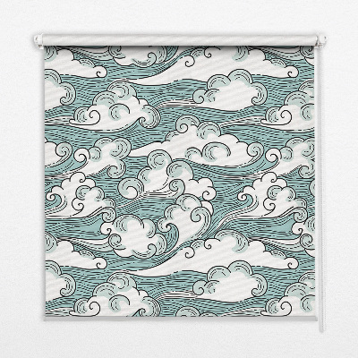 Store enrouleur nuages et vent