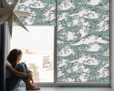 Store enrouleur nuages et vent