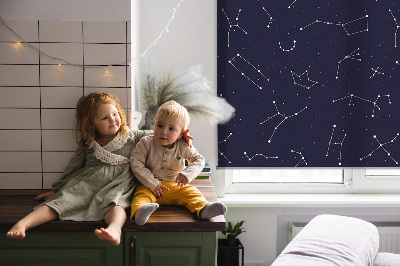 Store intérieur fenêtre avec motif constellation d’étoiles