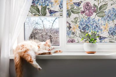 Store intérieur avec toucans et fleurs