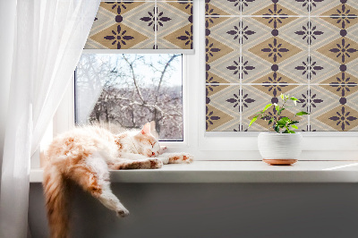 Store intérieur fenêtre avec fleur dans un losange