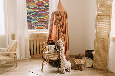 Store intérieur fenêtre avec vagues et demi-cercles