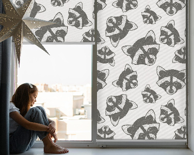 Store intérieur avec motif de ratons laveurs dessinés