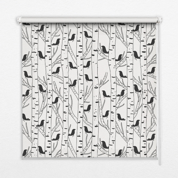 Store intérieur fenêtre avec motif d'oiseaux et d'arbres dessinés