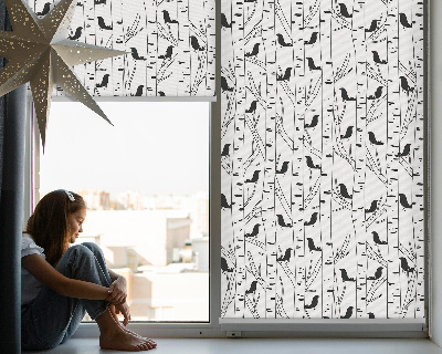 Store intérieur fenêtre avec motif d'oiseaux et d'arbres dessinés