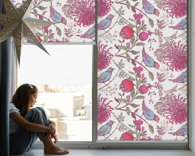Store enrouleur des oiseaux colorés parmi les fleurs