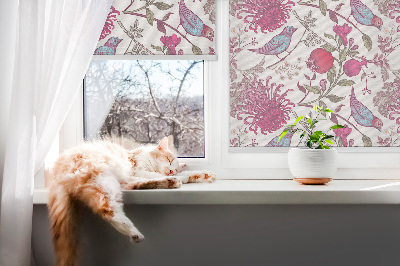 Store enrouleur des oiseaux colorés parmi les fleurs