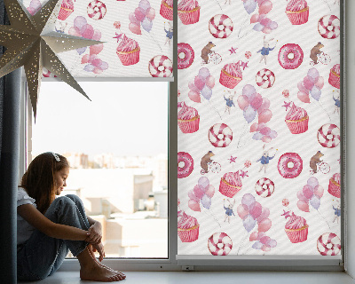 Store intérieur avec ballons roses, beignets et lapins