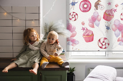 Store intérieur avec ballons roses, beignets et lapins